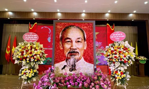 Trường Đại học Kinh doanh và Công nghệ Hà Nội long trọng kỷ niệm 135 năm ngày sinh Chủ tịch Hồ Chí Minh và đón nhận bức chân dung Bác Hồ do Khu Di tích trao tặng